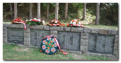 Polaganjem venaca na spomenik palim borcima kod Pećine danas obeležen Dan MZ Rakovac