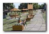 Novo ruho beočinskog sela Banoštor - u susret grožđebalu postavljen novi mobilijar u centru sela