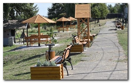 Novo ruho beočinskog sela Banoštor - u susret grožđebalu postavljen novi mobilijar u centru sela